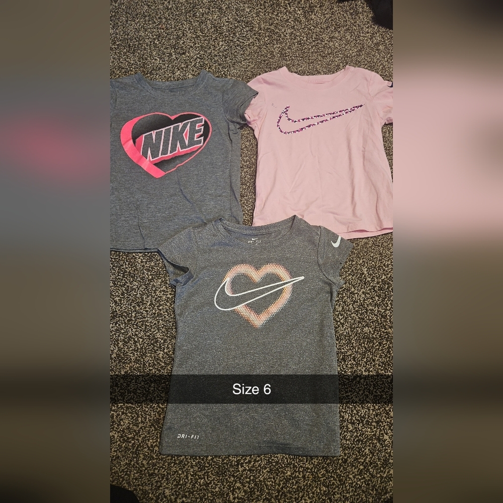 Nike Girls' Gray Heart Swoosh Tee - Pink Accent